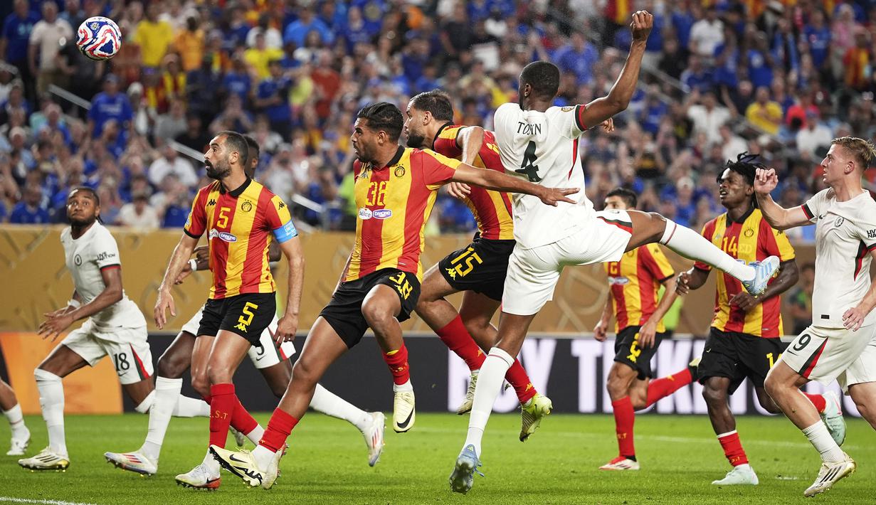 Pemain Chelsea, Tosin Adarabioyo mencetak gol pembuka ke gawang El Tunis dalam laga lanjutan Grup A Piala Dunia Antarklub 2025 di Lincoln Financial Field stadium, Philadelphia, Amerika Serikat, Rabu (25/06/2025) WIB. (AP Photo/Matt Slocum)
