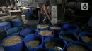 Pekerja mengolah kedelai untuk pembuatan tempe di kawasan Duren Tiga Raya, Jakarta, Kamis (24/2/2022). Produsen tahu tempe kembali berproduksi usai aksi mogok selama tiga hari karena harga kedelai yang naik hingga menyentuh Rp12.000 per kg dalam beberapa bulan terakhir. (Liputan6.com/Faizal Fanani)