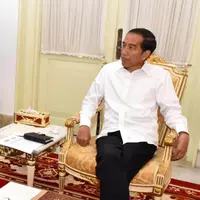 Muhammad Kusrin pemilik usaha UD Haris Elektronika yang memproduksi TV murah dan sempat tutup lantaran dianggap tidak memiliki SNI, diterima Presiden Joko Widodo di Istana Merdeka pada hari Senin pagi 25 Januari 2016. (Foto : Agus Suparto)