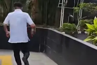 Seorang pegawai Direktorat Jenderal Bea Cukai terlihat berlari meninggalkan gedung Komisi Pemberantasan Korupsi (KPK). (Foto: Tangkapan layar).