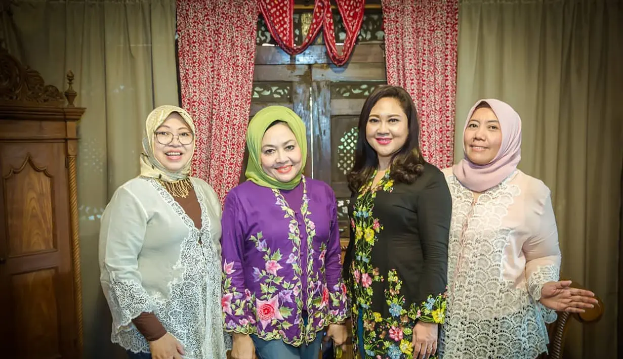 Padanan kebaya encim warna ungu dengan celana jeans bisa jadi inspirasi untuk sehari-hari.  [@dewiranokarno].