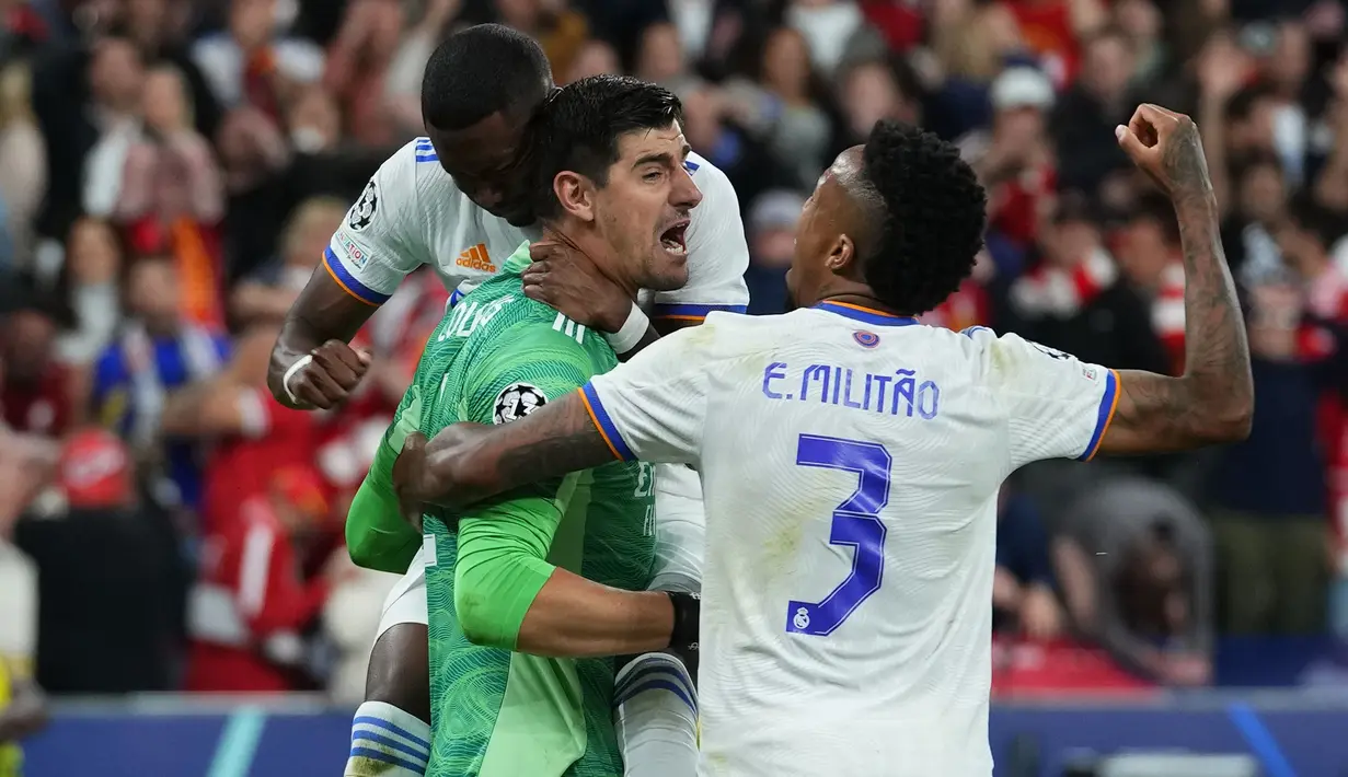 Kiper Real Madrid, Thibaut Courtois (tengah) melakukan selebrasi bersama rekannya usai berhasil melakukan penyelamatan saat laga final Liga Champions antara Liverpool melawan Real Madrid yang berlangsung di Stade de France, Saint Denis, Sabtu, 28 Mei 2022 waktu setempat. (AP/Petr David Josek)