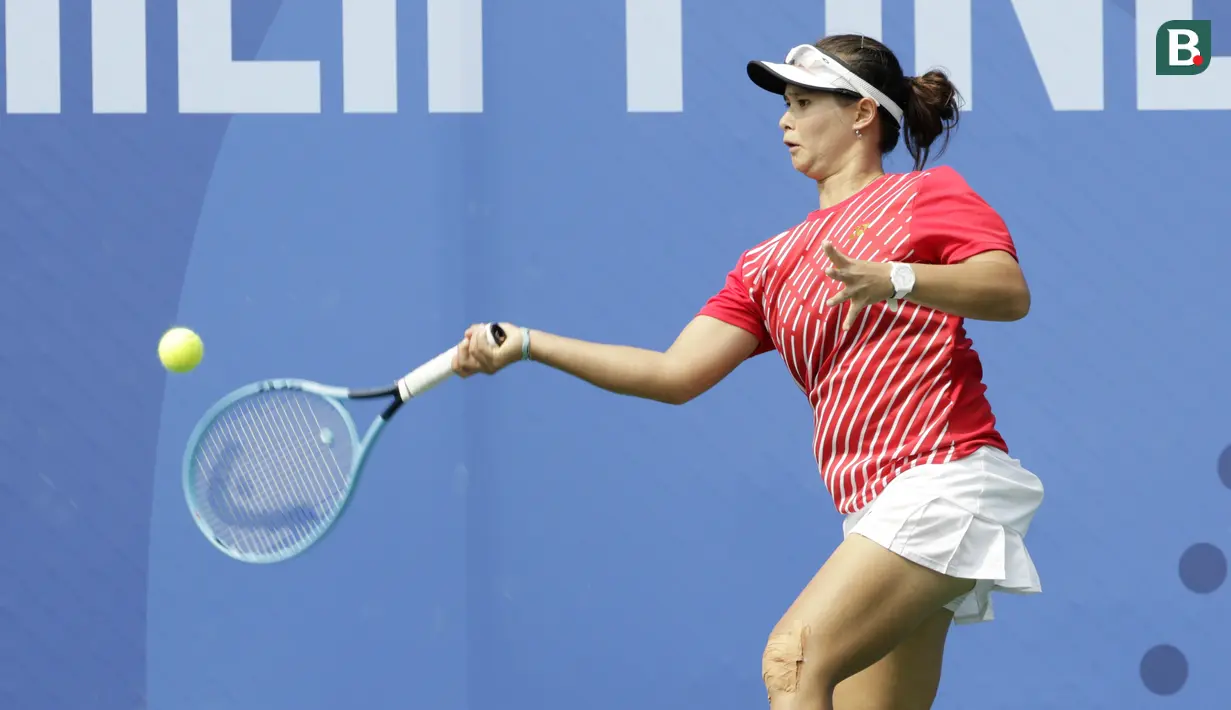 Ganda putri Indonesia, Beatrice Gumulya, berusaha mengembalikan bola saat melawan wakil Thailand pada laga final SEA Games 2019 di Tennis Court Rizal Memorial Sports Complex, Manila Sabtu (7/12). Indonesia menang dengan skor 6-3 dan 6-3. (Bola.com/ M Iqbal Ichsan)