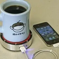 Bila China bisa inovasi bra sebagai charger, gadis ini pun bisa menyulap cangkir kopi untuk isi baterai handphone.