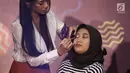 Beauty vlogger, Abel Cantika memperagakan make up kepada model saat beauty session pada acara Vidio Fair 2.0 di Gandaria City, Jakarta, Sabtu (3/11). Acara yang digelar gratis ini mengambil tema One Stop Event You Can Get. (Liputan6.com/Herman Zakharia)