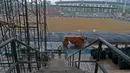 Seorang pengawas proyek melihat perkembangan renovasi venue Atletik Stadion Madya di Kawasan Senayan Sport Center, Jakarta (12/10/2017). Renovasi tersebut untuk menyambut Asian Games 2018. (Bola.com/Nicklas Hanoatubun)