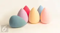 Mungkin Anda masih melakukan kesalahan berikut saat mengaplikasikan makeup menggunakan beauty blender. Hentikan sekarang juga. (Foto: iStockphoto)