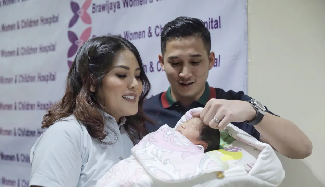 Jarak empat tahun dengan anak pertamanya, Nindy mengaku tidak canggung saat mengurus buah hatinya. Lantaran sebelumnya Nindy banyak membantu teman-temannya yang habis melahirkan. (Galih W. Satria/Bintang.com)