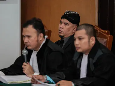 Musisi Ahmad Dhani mengikuti persidangan lanjutan terkait kasus ujaran kebencian di Pengadilan Negeri Jakarta Selatan, Senin (15/10). Sidang beragendakan pembacaan keterangan saksi dari pihak Ahmad Dhani sebagai terdakwa. (Liputan6.com/Faizal Fanani)