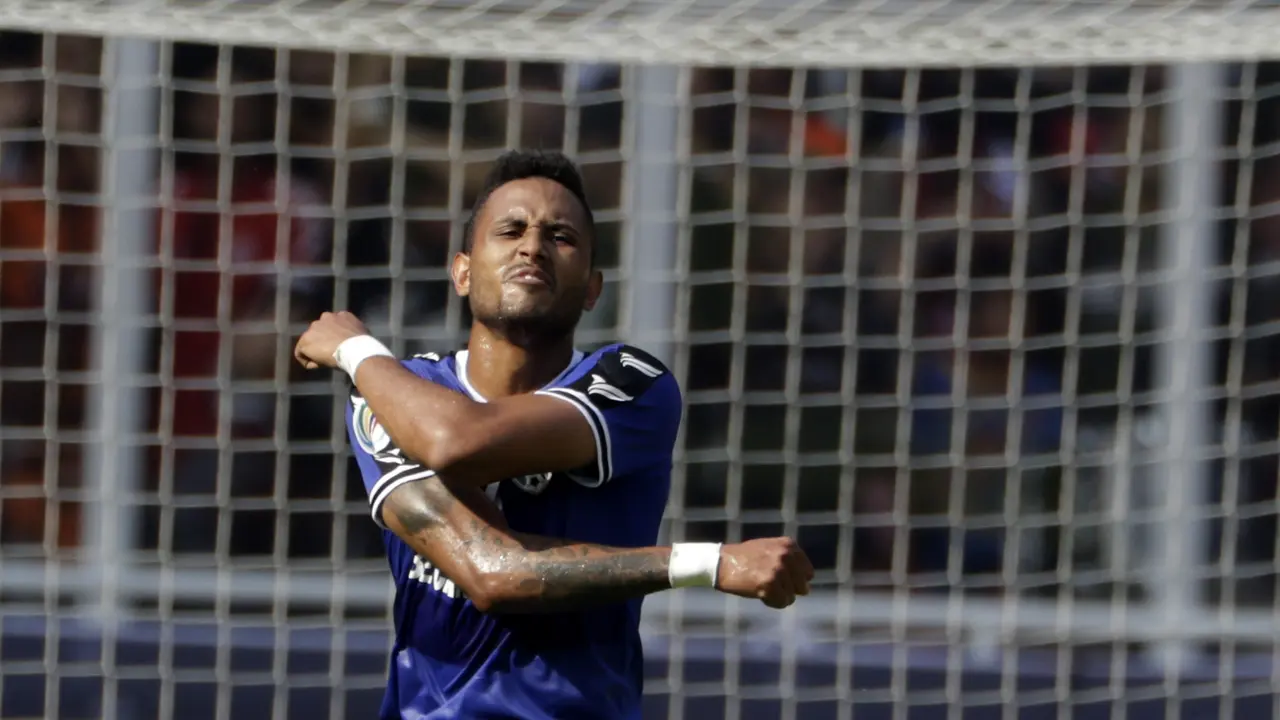 Striker Becamex Binh Duong, Wander Luiz, tampak kecewa usai gagal membobol gawang Persija Jakarta pada laga Piala AFC. (Bola.com/M. Iqbal Ichsan)