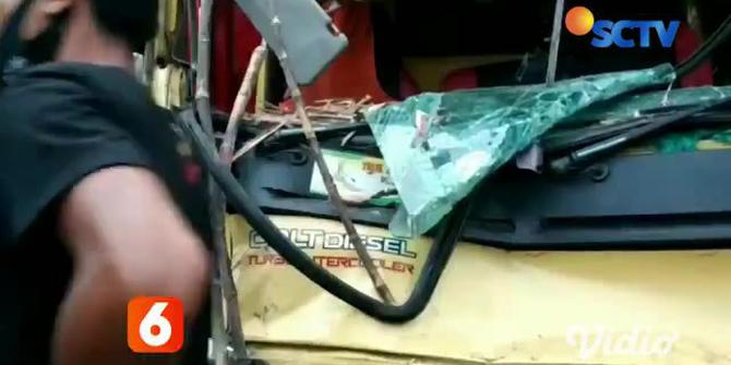 VIDEO: Gegara Setir Terlepas, 2 Truk Muatan Tebu Saling Bertabrakan  di Blitar