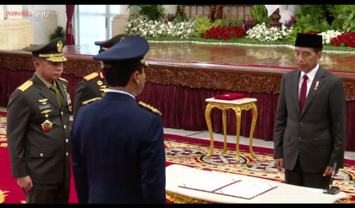 Jokowi lalu menyematkan tanda jabatan kepada Tonny.&nbsp;