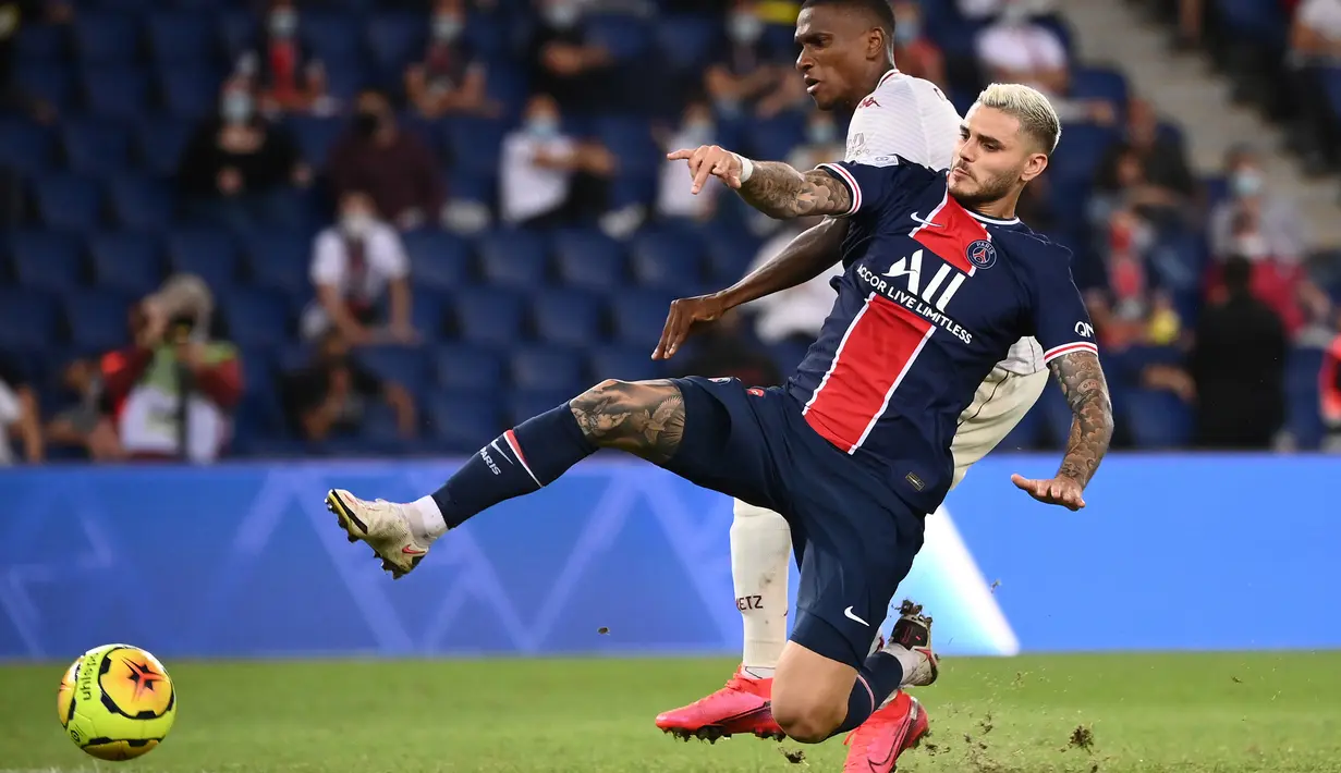 Penyerang PSG, Mauro Icardi, berebut bola dengan bek Metz, Mamadou Fofana, pada laga Liga Prancis di Stadion Parc des Princes, Paris, Kamis (17/9/2020) dini hari WIB. PSG menang 1-0 atas Metz. (AFP/Franck Fife)