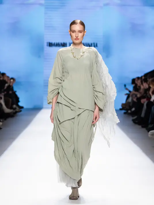 Keikutsertaan brand Indonesia dalam Moscow Fashion Week memberikan kesempatan untuk memamerkan bakat dan inovasi di panggung internasional, membuka jalan bagi pengakuan merek, kolaborasi, dan peluang bisnis lintas batas. [Foto: Dokumen/IFC]