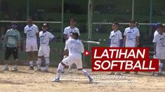 Berita video Persib Bandung menyempatkan untuk latihan softball agar para pemainnya rileks jelang Shopee Liga 1 2020, Selasa (1/9/2020).
