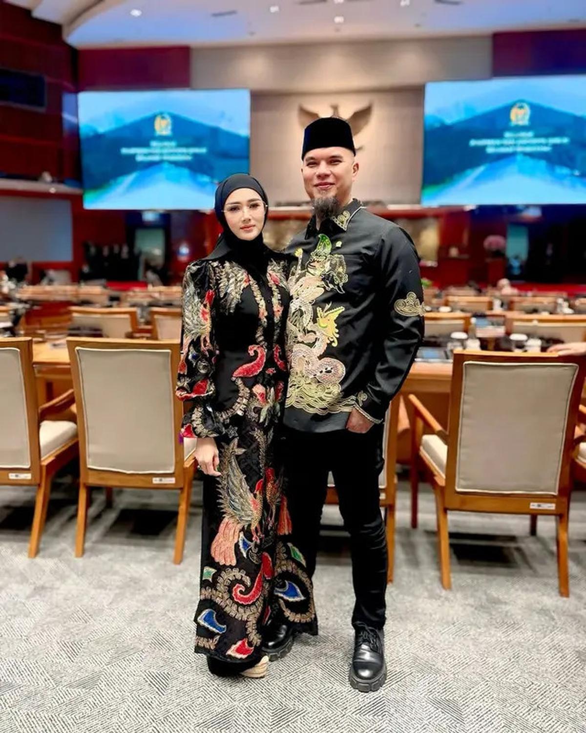 7 Inspirasi Batik Klasik ala Artis yang Kini Jadi Ibu Pejabat, Tampil Stylish dan Profesional