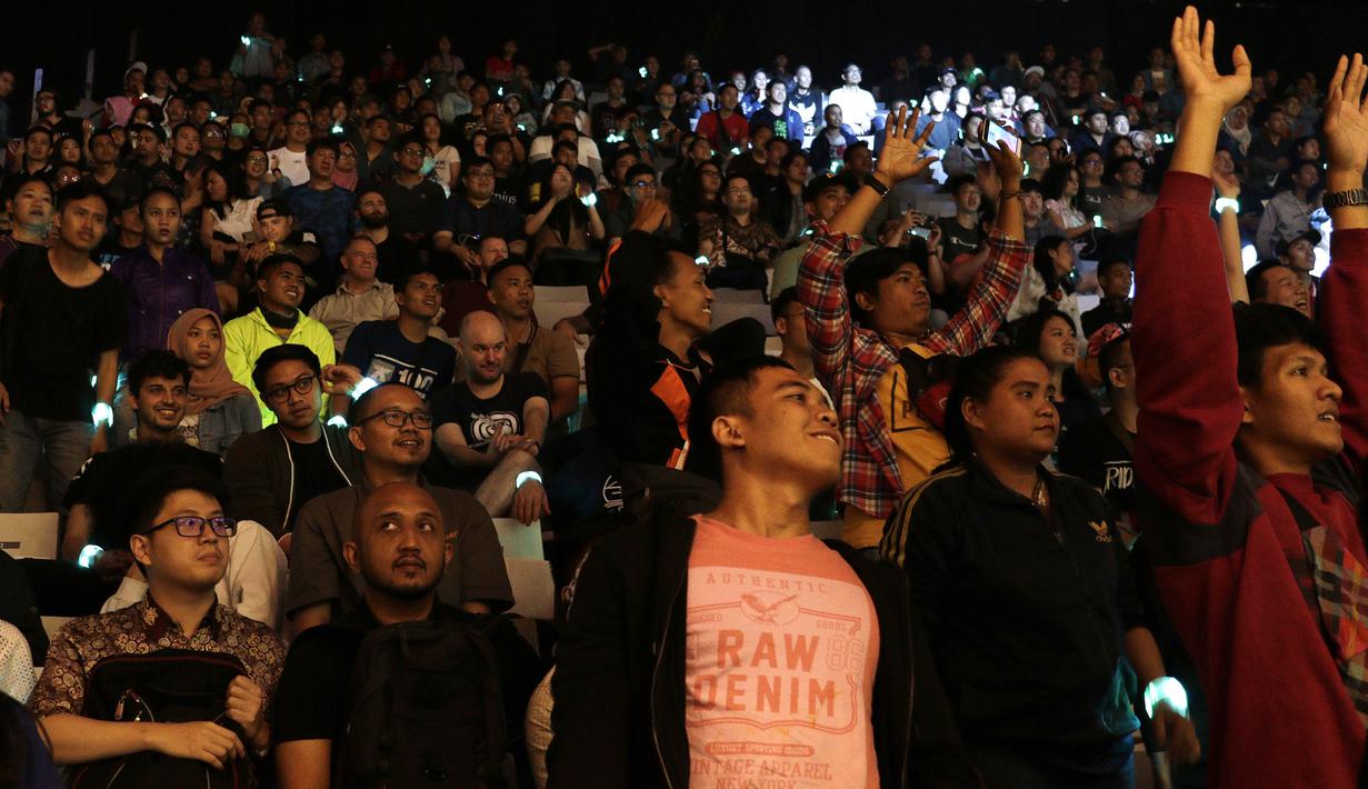 Penonton memberikan semangat kepada petarung Indonesia, Priscilla Lumban Gaol, saat melawan petarung Kamboja, Nou Srey Pov, pada laga ONE Championship di Istora Senayan, Jakarta, Jumat (3/5). Priscilla menang mutlak atas lawannya. (Bola.com/Yoppy Renato)