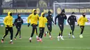 Para pemain Borussia Dortmund berlatih jelang menghadapi Paris Saint-Germain (PSG) pada leg pertama babak 16 Besar Liga Champions di Dortmund, Jerman, Senin (17/2/2020). Dortmund akan menjamu PSG di Signal Iduna Park pada Rabu (19/2/2020) dini hari WIB. (AP Photo/Martin Meissner)