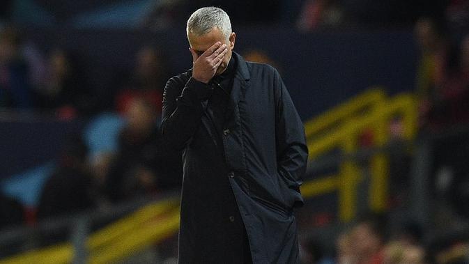 Jose Mourinho dipecat manajemen Manchester United (MU) usai kekalahan 1-3 dari Liverpool pada pekan ke-17 Liga Inggris. (AFP/Oli Scarff)