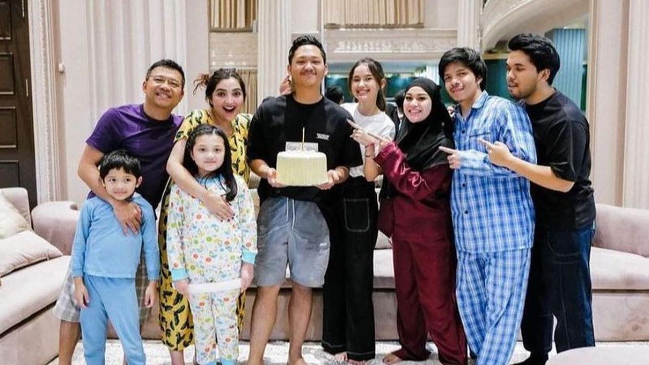 Ulang tahun Azriel tampak istimewa dengan hadirnya orang terdekat. Tampak keluarganya memberikan ucapan selamat. Aurel dan Atta juga hadir di momen ini.