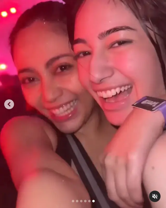 2. Bersama sahabat, Rachel memamerkan kebahagiaannya bisa ikut merayakan Songkran yang penuh warna dan membuat mereka basah kuyup.