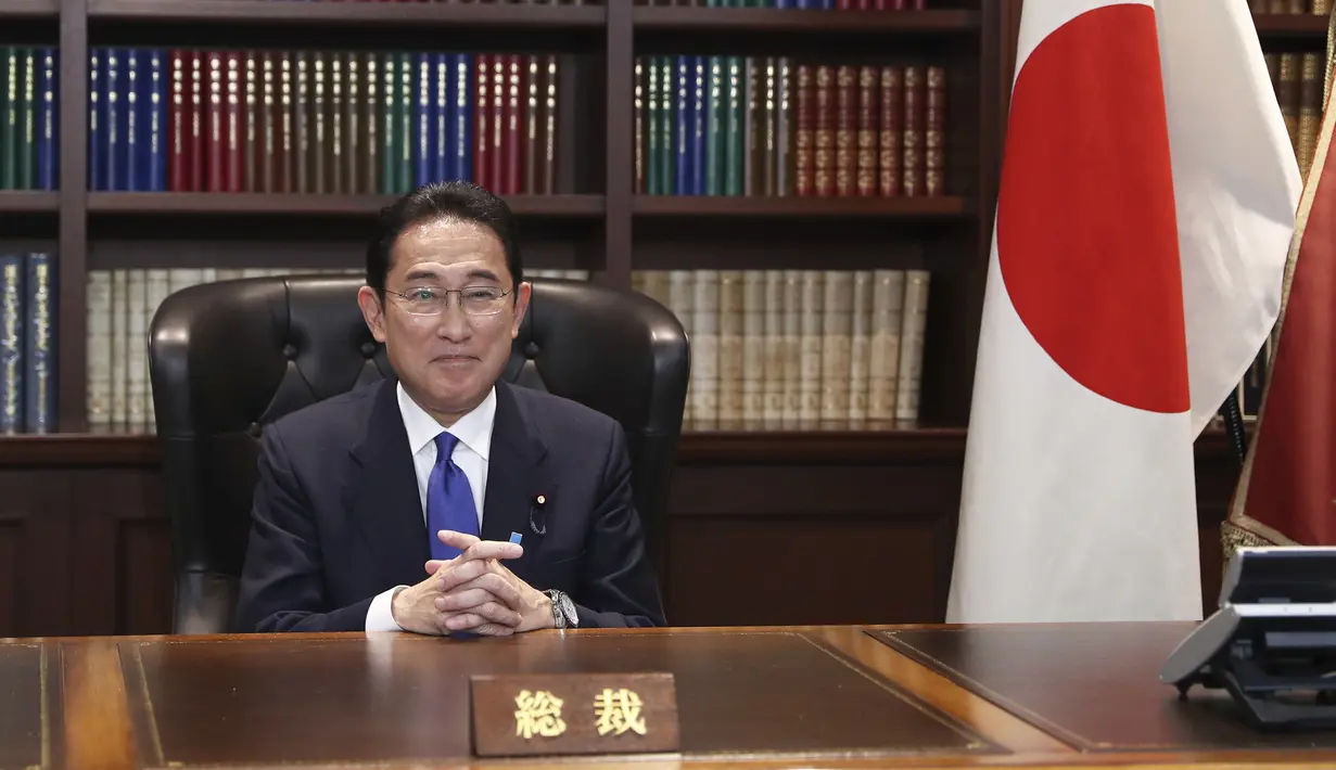 Mantan Menteri Luar Negeri Fumio Kishida berpose di markas besar Partai Demokrat Liberal setelah terpilih sebagai perdana menteri Jepang yang baru di Tokyo, Rabu (29/9/2021). Kishida (64) menggantikan pemimpin partai dari PM Yoshihide Suga yang mengundurkan diri. (Du Xiaoyi/Pool Photo via AP)
