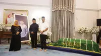 Gubernur Jawa Timur Khofifah Indar Parawansa dan Gubernur Jawa Tengah Ganjar Pranowo yang menyampaikan doa kepada almarhum Emmeril Kahn Mumtadz, langsung di Gedung Pakuan, Minggu (12/6/2022) malam.