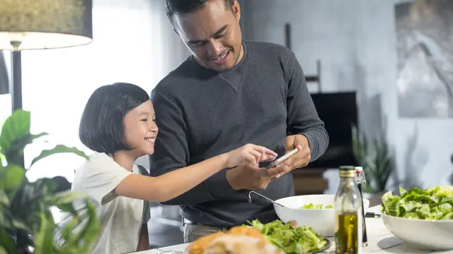 Peringati Hari Ayah Internasional, Gadis Ini Beri Kado Spesial ke Ayah Tirinya yang Bikin Haru