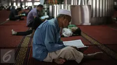 Umat muslim membaca kita suci Alquran di Masjid Istiqlal, Jakarta, Kamis (18/6/2015). Kegiatan ini dilakukan untuk beristirahat sambil menanti waktu berbuka puasa. (Liputan6.com/Faizal Fanani)