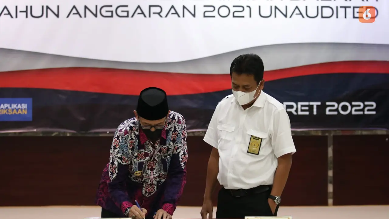 Wakil Bupati Jember KH. Firjaun Barlaman (Kanan) menanda tangani laporan keuangan Jember 2021 ke BPK disaksikan Kepala Perwakilan BPK Jawa Timur Joko Agus Setyono (Kiri) (Istimewa)