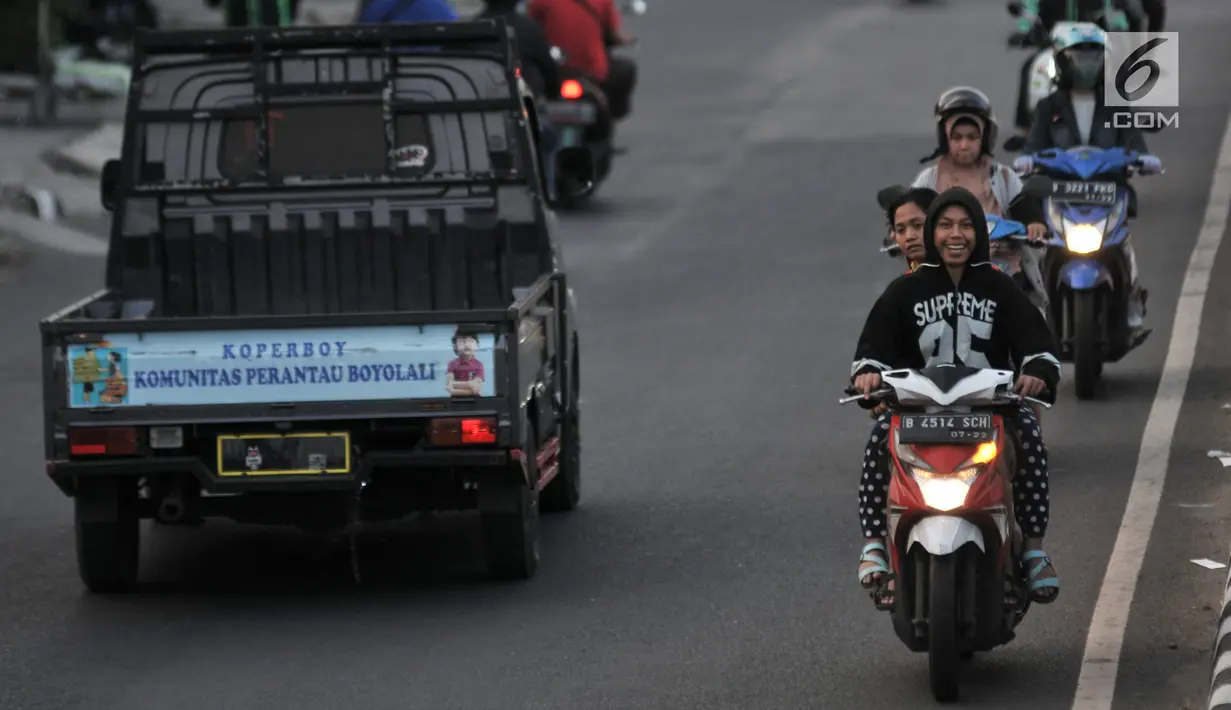 Pengendara motor nekat berlawan arah di kawasan Klender, Jakarta, Kamis (11/7/2019). Demi mempersingkat jarak tempuh dan menghindari kemacetan, para pengendara sepeda motor di kawasan ini nekat berlawan arah yang sesungguhnya dapat mengancam keselamatan. (merdeka.com/Iqbal S. Nugroho)