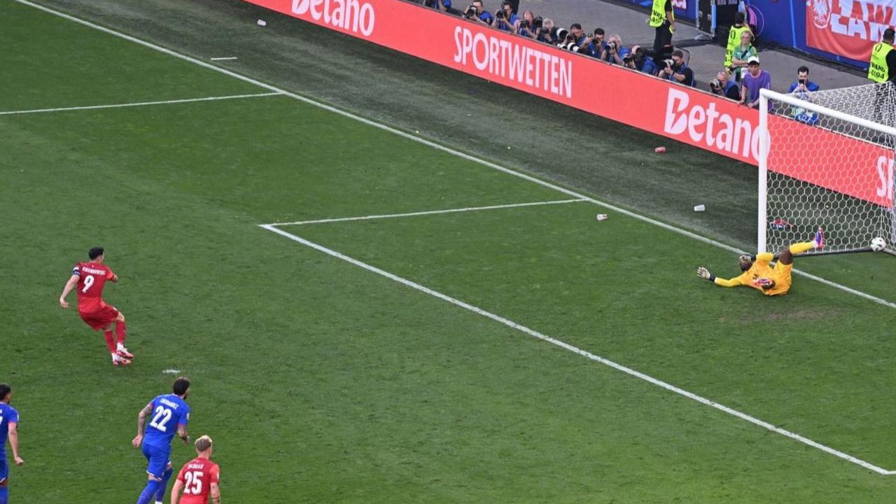 Kemudian di menit ke-76 giliran wasit memberikan penalti kepada Polandia. Hadiah penalti diberikan karena adanya pelanggaran yang dilakukan Upamecano. Foto: Reuters<br>