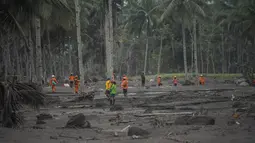 Tim SAR mencari korban menyusul letusan gunung berapi dari Gunung Semeru i desa Sumberwuluh, Lumajang, Jawa Timur, Senin (6/12/2021). Berdasarkan laporan Badan Nasional Penanggulangan Bencana (BNPB), jumlah korban meninggal sampai Minggu sore berjumlah 14 orang. (ADEK BERRY/AFP)