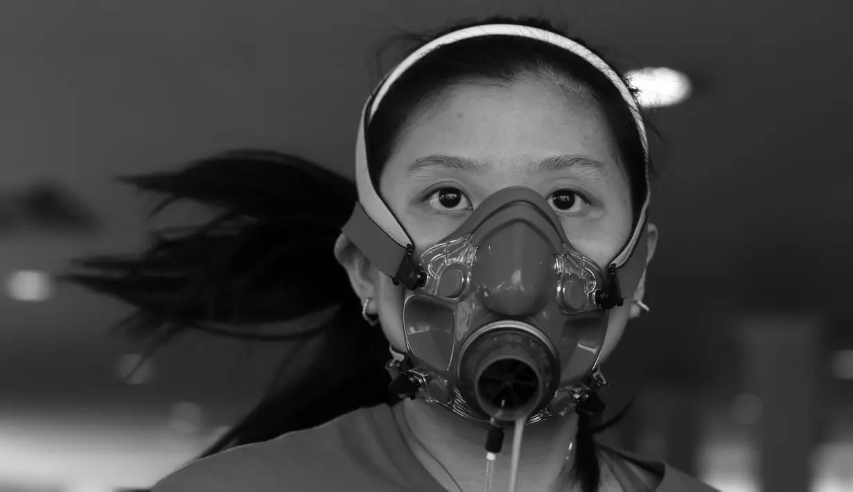 Debby Susanto melakukan test menggunakan Fitmate Pro untuk mengukur kadar oksigen dalam tubuh sebagai persiapan menuju Olympiade Rio De Jeneiro 2016 di Gedung PP ITKON, Satlak Prima, Jakarta, Kamis (07/01/2016). (Bola.com/Nicklas Hanoatubun)