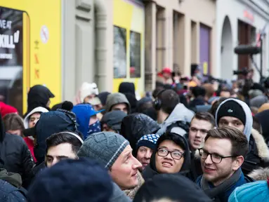 Sejumlah calon pembeli mengantre untuk mendapatkan sepatu Adidas/BVG (Berlin Transport) di luar toko Overkill di Berlin, Jerman, Selasa (16/1). Sepatu tersebut dijual dengan harga 180 Euro atau sekitar Rp 2,95 juta. (AFP PHOTO / Odd ANDERSEN)