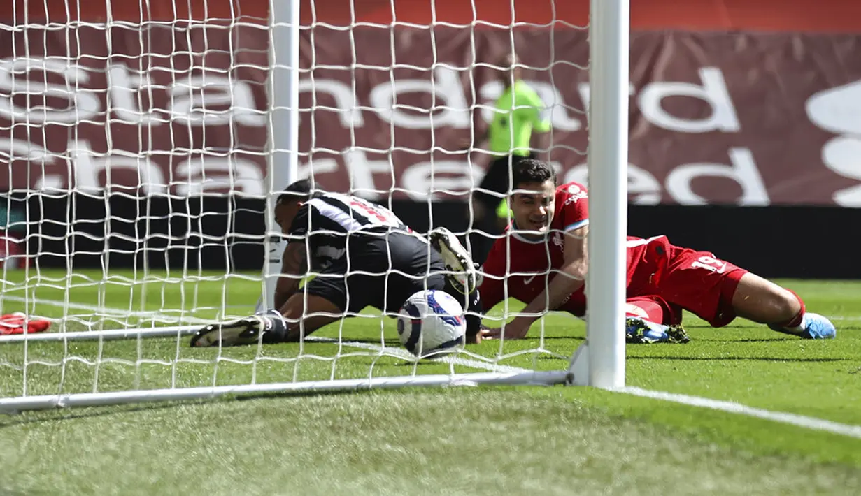 Pemain Newcastle United Callum Wilson (kiri) mencetak gol ke gawang Liverpool yang kemudian dibatalkan pada pertandingan Liga Inggris di Stadion Anfield, Liverpool, Inggris, Sabtu (24/4/2021). Pertandingan berakhir imbang 1-1. (David Klein, Pool via AP)