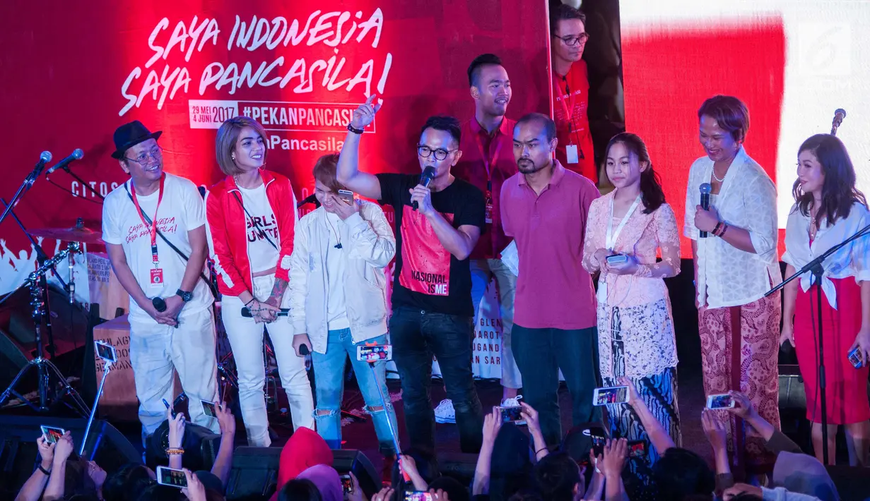 Sejumlah Artis menyuarakan ideologi Pancasila Indonesia di Mall Citos, Jakarta (3/6). Acara bertajuk 'We The Nation' digelar untuk memperingati hari lahir Pancasila ke-72. (Liputan6.com/Gempur M Surya)