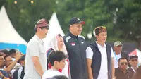 Dari kiri Wamenpora Taufik Hidayat, Menpora Dito Airotedjo, Ketum PP FPTI Yenny Wahid, dan Wakil Presiden IFSC Kobinata Toru saat berfoto bersama di Peninsula Island. (Alit Binawan/Bola.com)