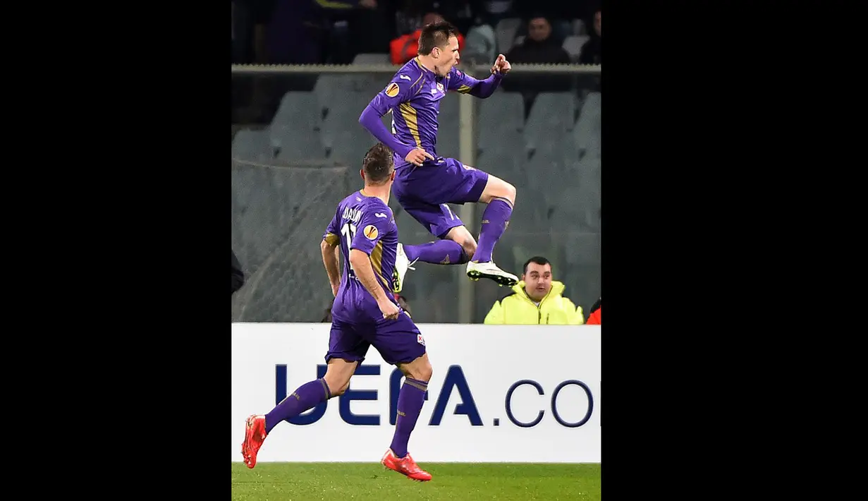 Gelandang Fiorentina, Josip Ilicic merayakan selebrasi usai mencetak gol ke gawang AS Roma di leg pertama  16 besar Liga Europa di Stadion Artemio Franchi, Italia, Jumat (13/3/2015). Fiorentina bermain imbang 1-1 dengan AS Roma. (AFP PHOTO/Gabriel Bouys)