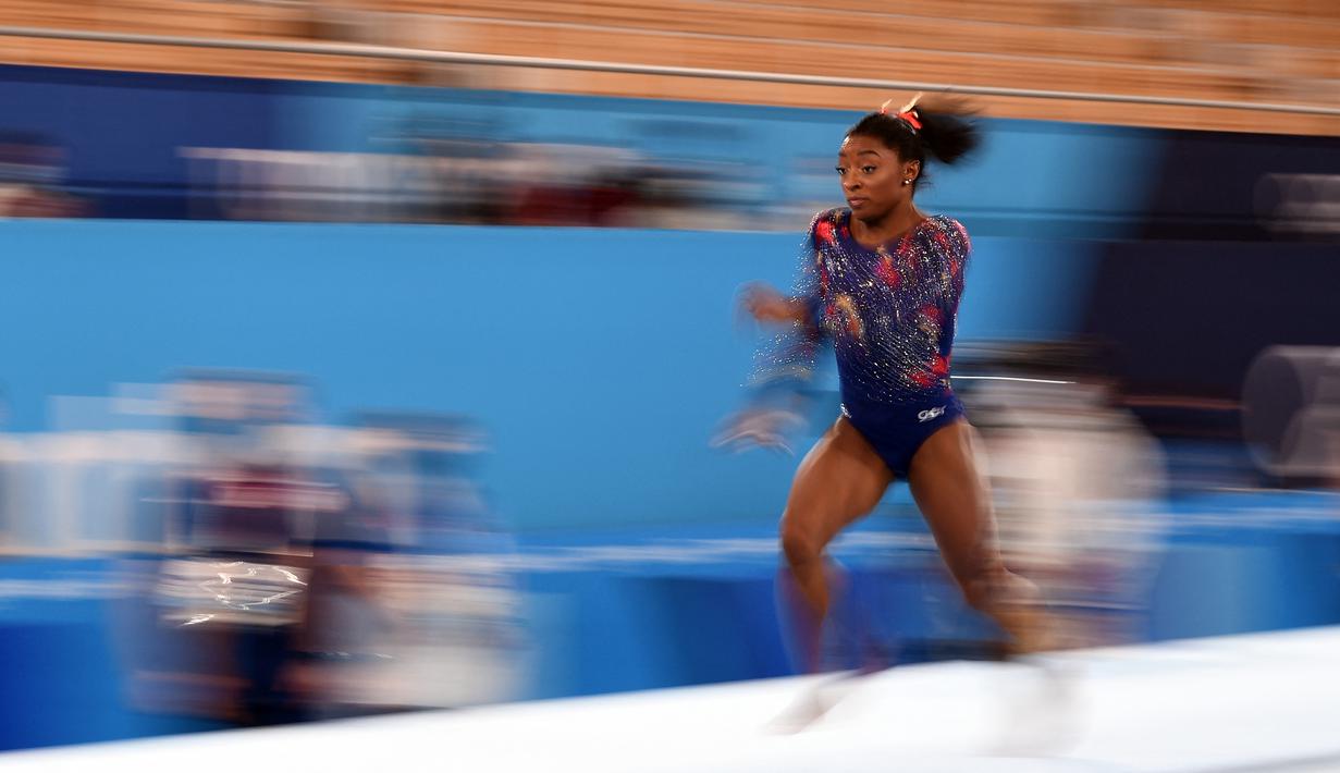 Pelari Amerika Serikat Simone Biles bertanding dalam cabang lompat senam artistik kualifikasi putri Olimpiade Tokyo 2020 di Ariake Gymnastics Center di Tokyo pada 25 Juli 2021. (AFP/Martin Bureau)