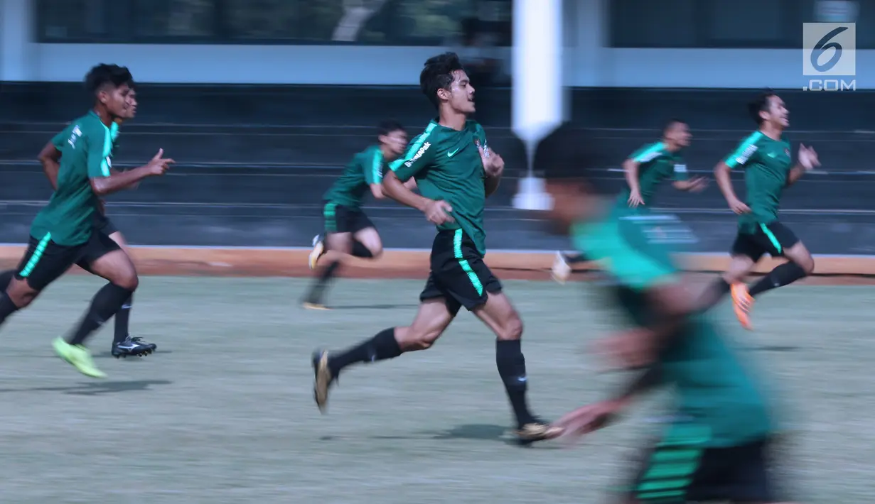 Pemain Timnas Indonesia U-19 beradu kecepatan berlari saat latihan di Lapangan B Kompleks GBK, Jakarta, Selasa (18/9). Latihan ini persiapan  PSSI Anniversary Cup U-19 dan Piala AFC U19. (Liputan6.com/Helmi Fithriansyah)