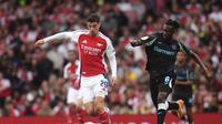 Gelandang Arsenal Kai Havertz berebut bola dengan bek Bayer Leverkusen Odilon Kossounou dalam duel pramusim 2024 di Emirates Stadium, Kamis (8/8/2024) dini hari WIB. (Adam Davy/PA via AP)