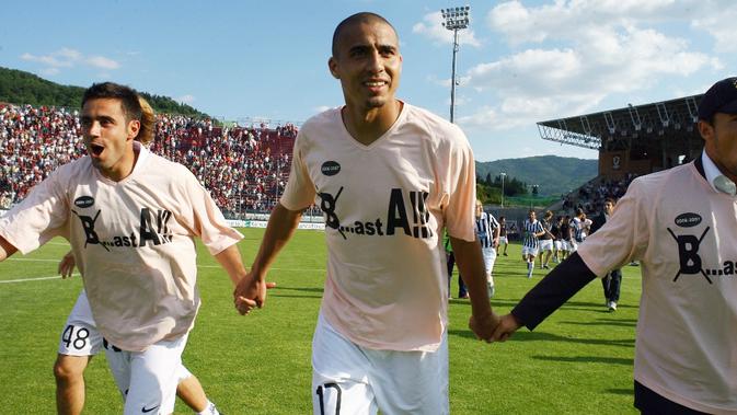 David Trezeguet dan pemain Juventus merayakan keberhasilan menjuarai Serie B 2006-2007. (AFP/VINCENZO PINTO)