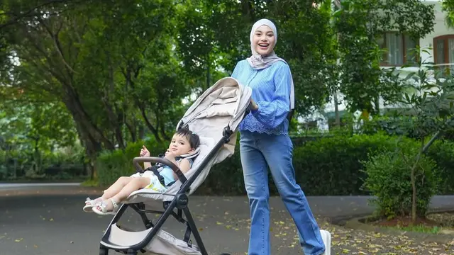 Aurel Hermansyah dengan Celana Jeans