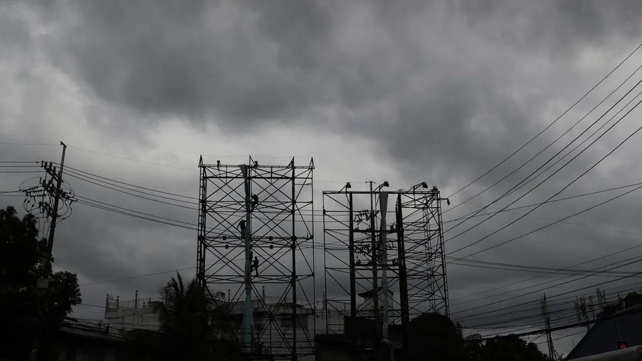 Awan pekat di langit Manila.
