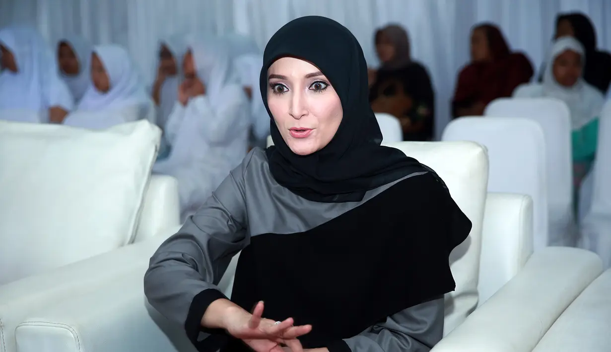 Setelah pulang menjalankan Ibadah Haji tersebut, Inneke berjanji untuk menutup auratnya. Bersyukur setelah memutuskan berhijab, ia masih tetap populer hingga sekarang. (Deki Prayoga/Bintang.com)