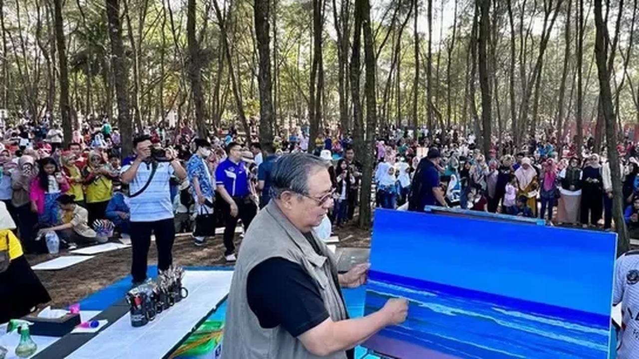 Lukisan Presiden Keenam RI Susilo Bambang Yudhoyono (SBY) dilelang dalam acara Merajut Persatuan di Taman Ismail Marzuki, Jakarta, Kamis (24/8).&nbsp;