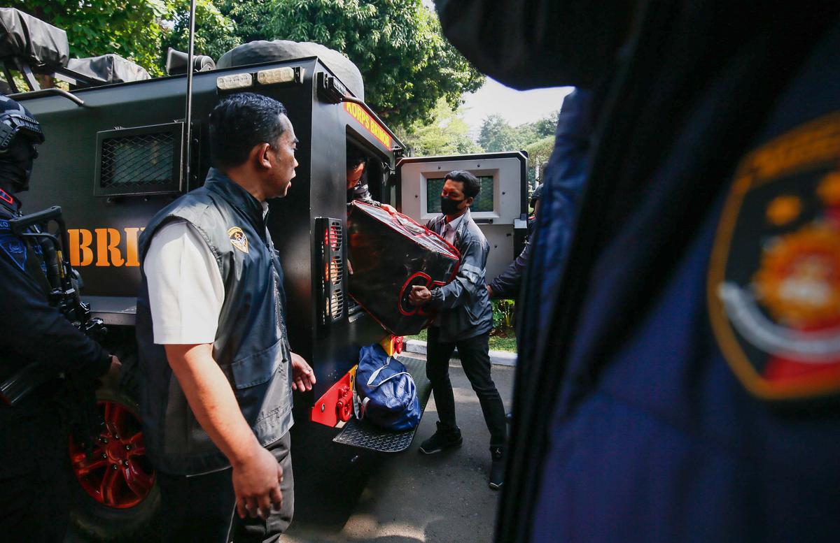 Barang Bukti Penggeledahan Rumah Mewah Sentul Dibawa ke Polda Metro Jaya
