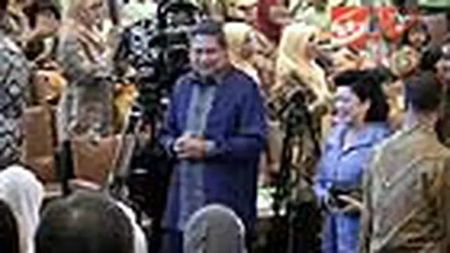 Presiden SBY dan Ibu Negara Ani Yudhoyono menghadiri peringatan Hari Anak Indonesia sekaligus mencanangkan gerakan Indonesia Sayang Anak. Turut mendampingi sejumlah menteri, termasuk Menteri Pemberdayaan Perempuan dan Perlindungan Anak Linda Amelia Gumela