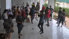 Puluhan warga Kampung Susun Bayam bertahan usai bentrokan dengan sekuriti yang mengaku diperintah Jakpro di Kawasan Jakarta International Stadium (JIS), Jakarta, Selasa (21/5/2024). (merdeka.com/Imam Buhori)